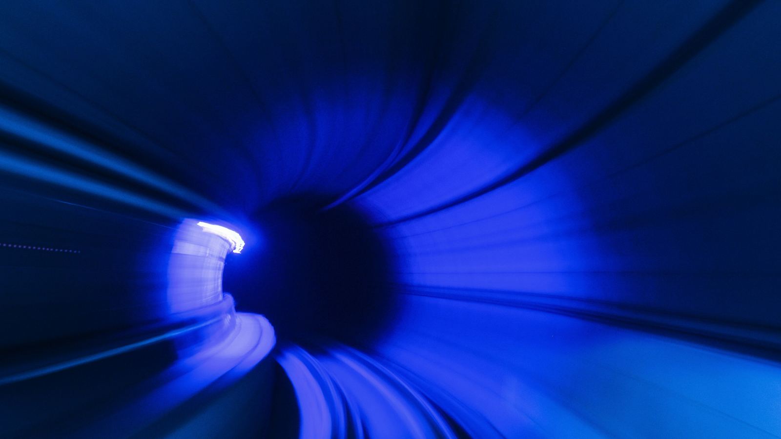 Interior de una tubería iluminado con luz ultravioleta durante el curado de la manga